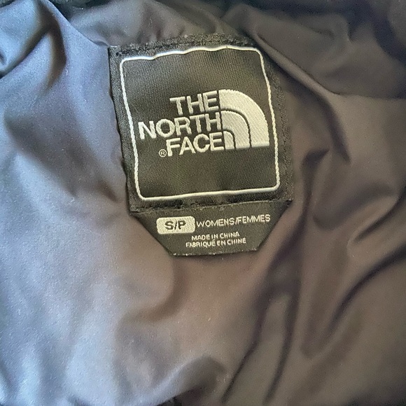 SOLD The North Face Women’s Black Puffer Vest 700 - Picture 4 of 10